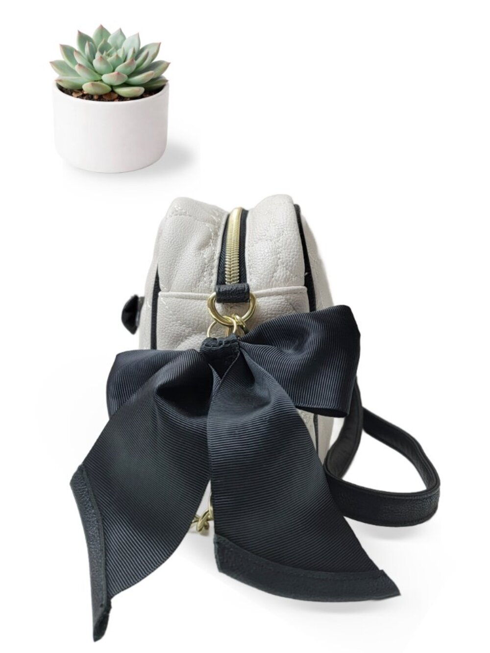 Betsey Johnson White Heart Quilted Crossbody Bag Gold Chain Black Bow Camera Bag - Picture 4 of 8